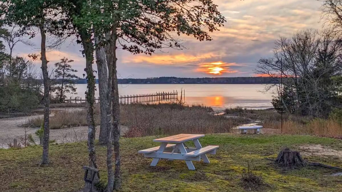 Weems House | Charming Pet Friendly 4-bedroom river view home with grill, in lovely Weems!