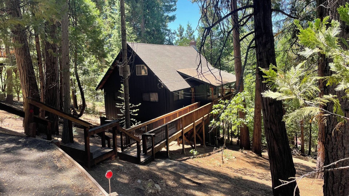 Glencoe Ski Chalet | Charming Pet-friendly Chalet-style Cabin Getaway —Lakemont lake access