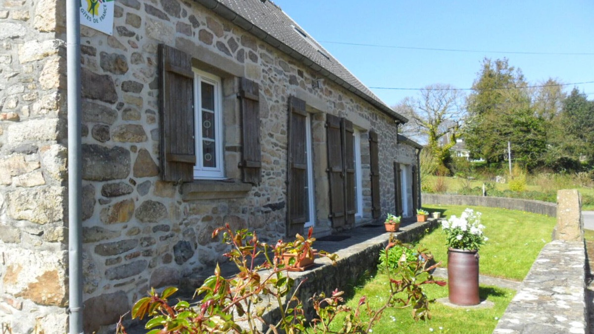 Grosville Cottage | Charming Pet-Friendly Cottage with Garden, BBQ, Wi-Fi, Near Coast