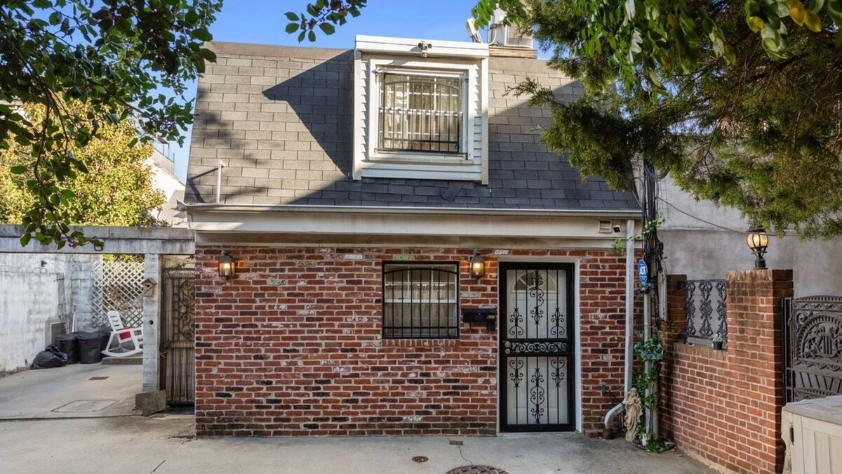 Queen Village Cottage | Charming Philly Cottage w/Parking on Quiet Street Near City Hotspots