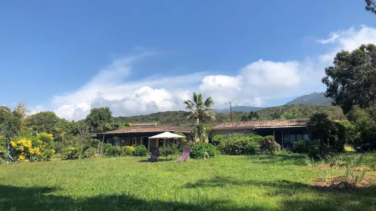 Calcatoggio House | Charming pied-dans-l'eau villa with stunning views, large garden, private pool