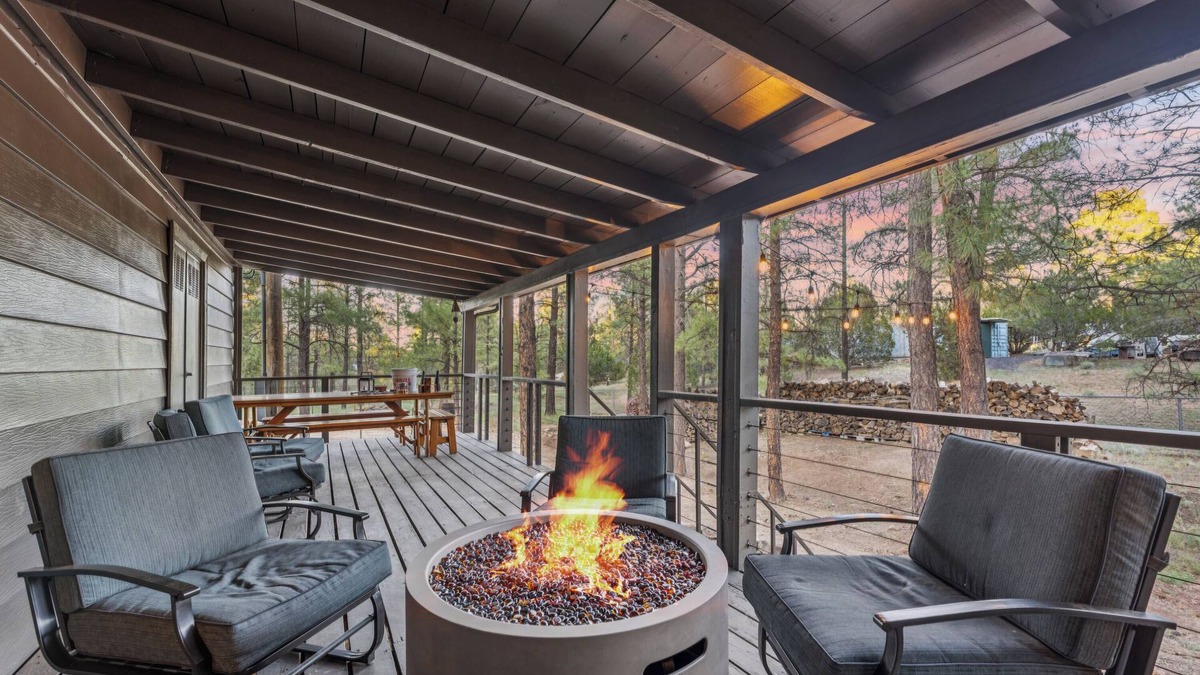 Show Low House | Charming Pines Cabin/Fireplace + BBQ Retreat