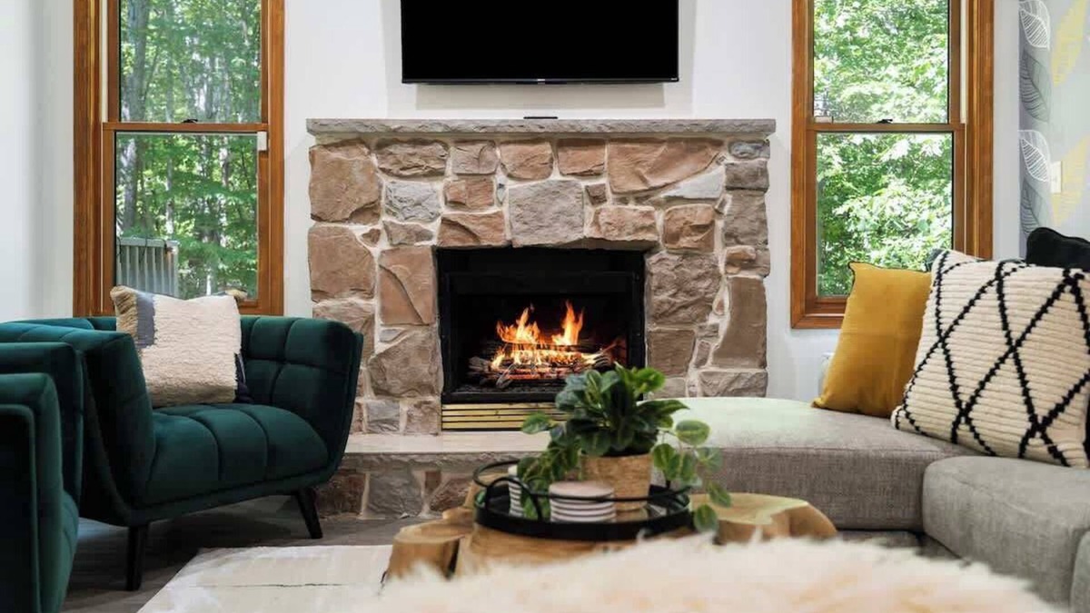 East Stroudsburg House | Charming Poconos retreat with hot tub & fireplace