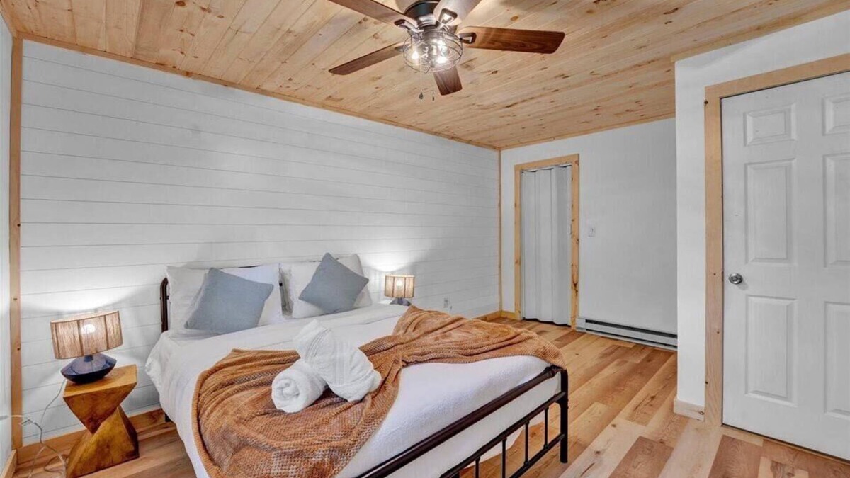 Buck Hill Falls Apartment | Charming Pocono Boutique | Firepits | Pickleball