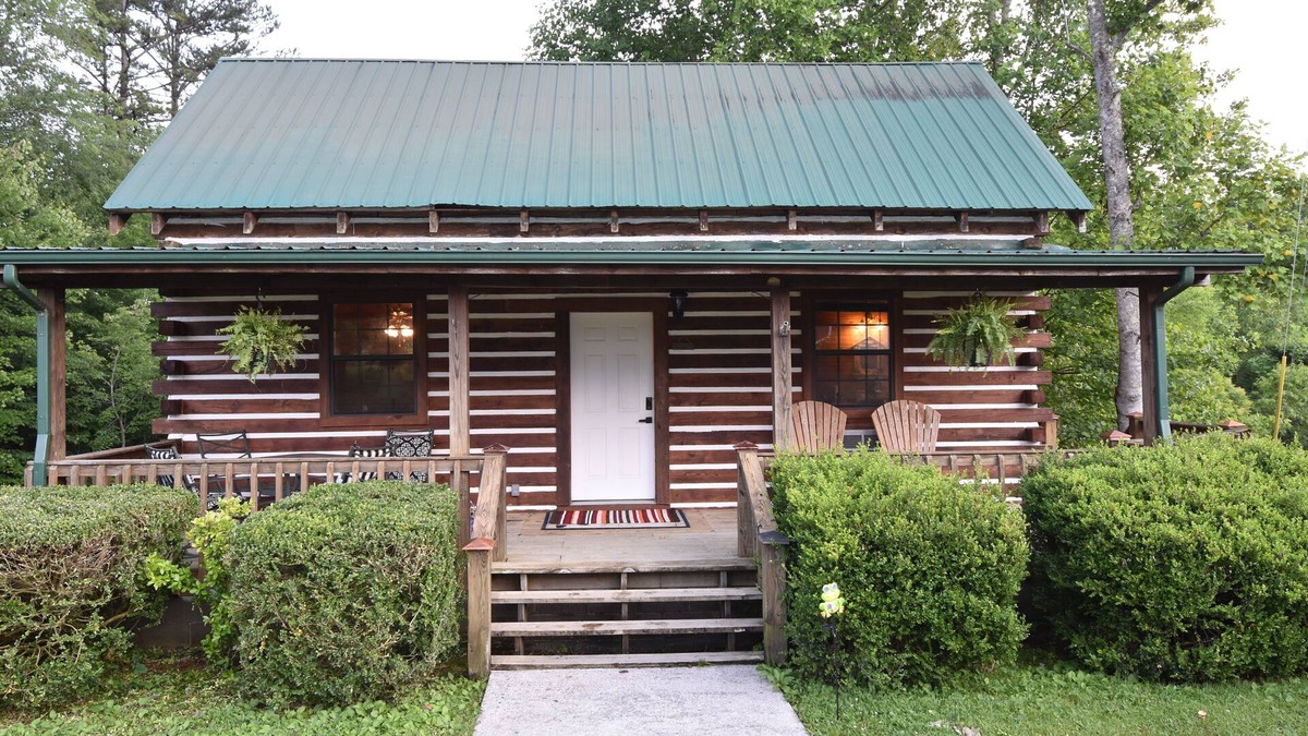 Woodbine Cabin | Charming pondside cabin with semi-private 2-bedrooms 5 minutes from Laurel Lake