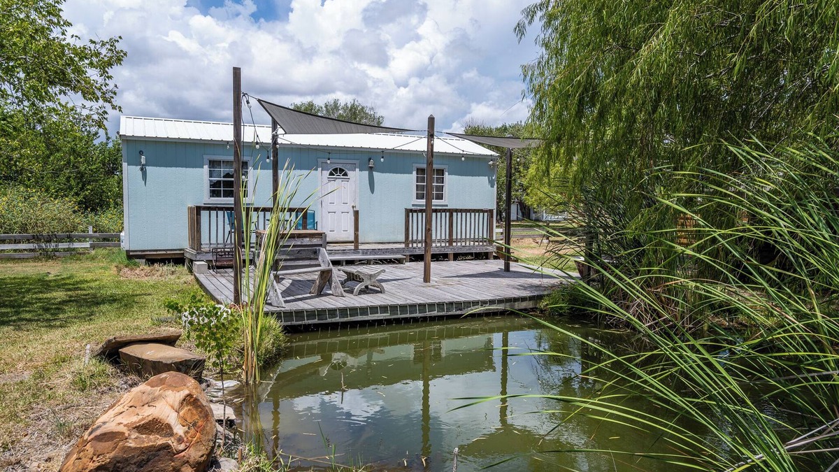 Ingleside Cabin | Charming Pondside tiny home in enjoyable Ingleside. Just minutes from the beach