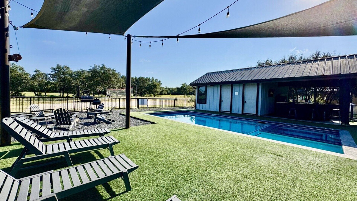 Sabinal House | Charming Pool House and Porch Bedroom with AC in Concan