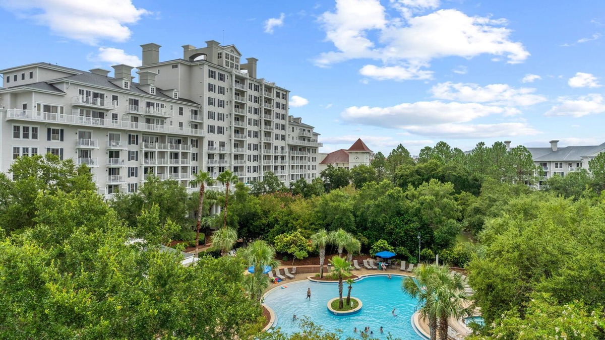 Baytowne Wharf Condo | Charming Pool View Studio Located in Bahia!Walk to Village/Pool/Tram to Beach