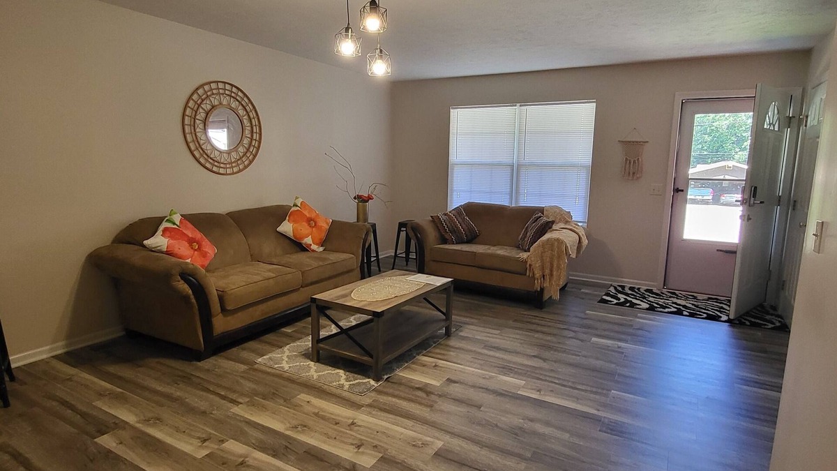 Portage Lakes House | Charming Portage Lakes Remodeled House sleeps 7, 5-minute walk to the lake