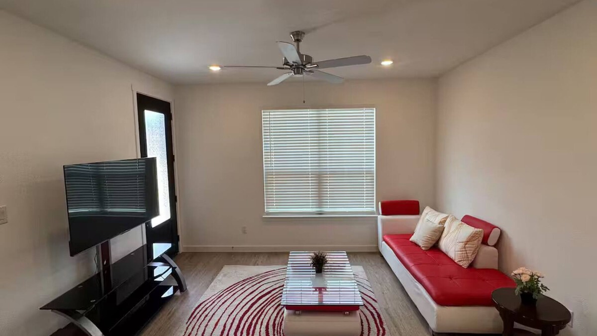 Lincoln Park House | Charming PRIVATE 1-bedroom guest house in lovely Little Elm with AC