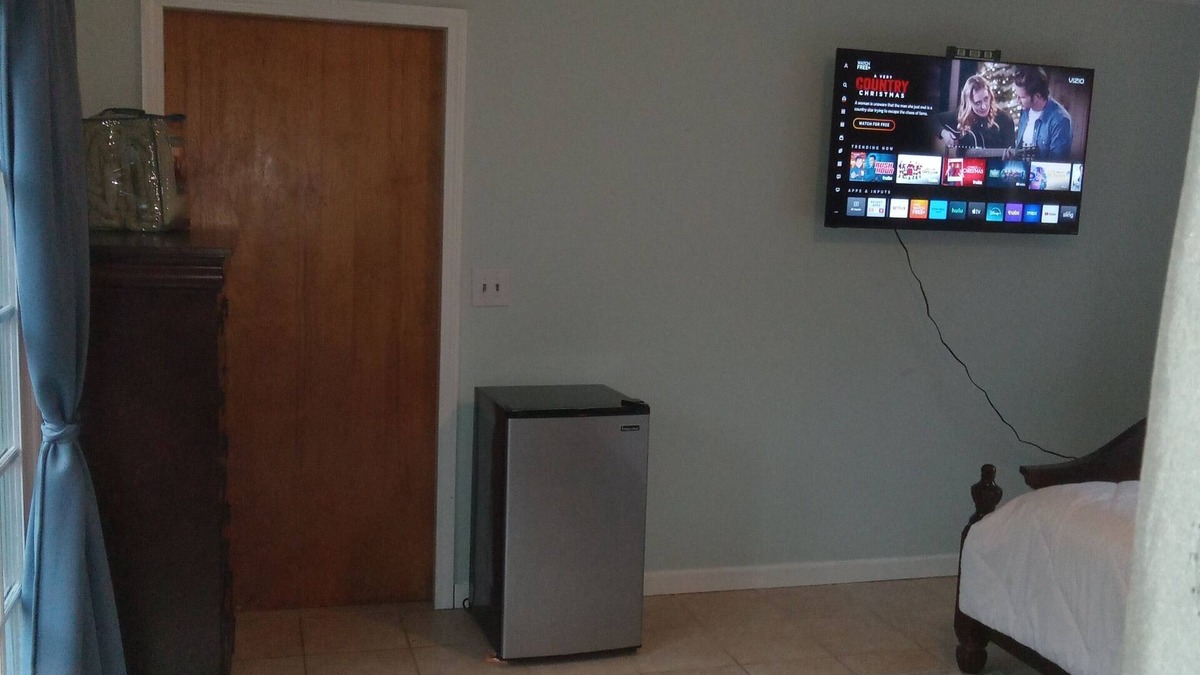 Monroe House | Charming & Private 1-bed & 1 ba ,sleeps 2, on 1st floor of a 5 bed 3ba House,