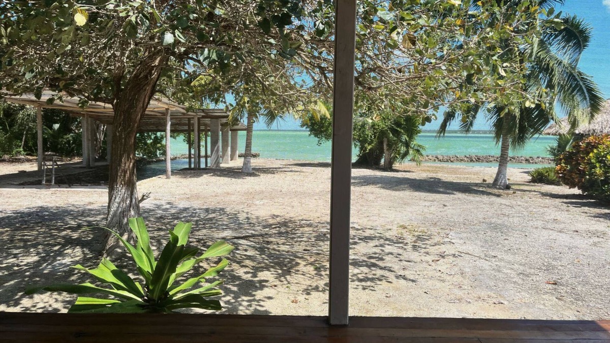 Corozal District House | Charming Private Beachfront 2-bedroom house near Copper Bank with WiFi, AC