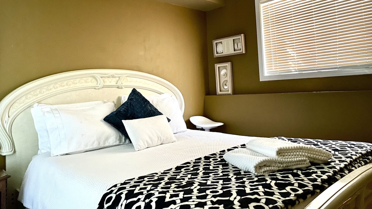 Steveston House | Charming private Entries one bedroom