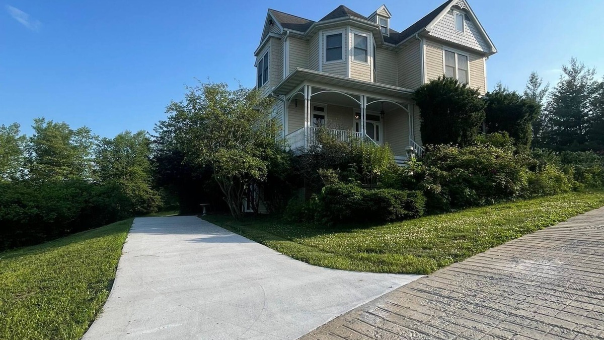 Pella Apartment | Charming private entry apartment tucked under victorian home 6 miles from Pella.