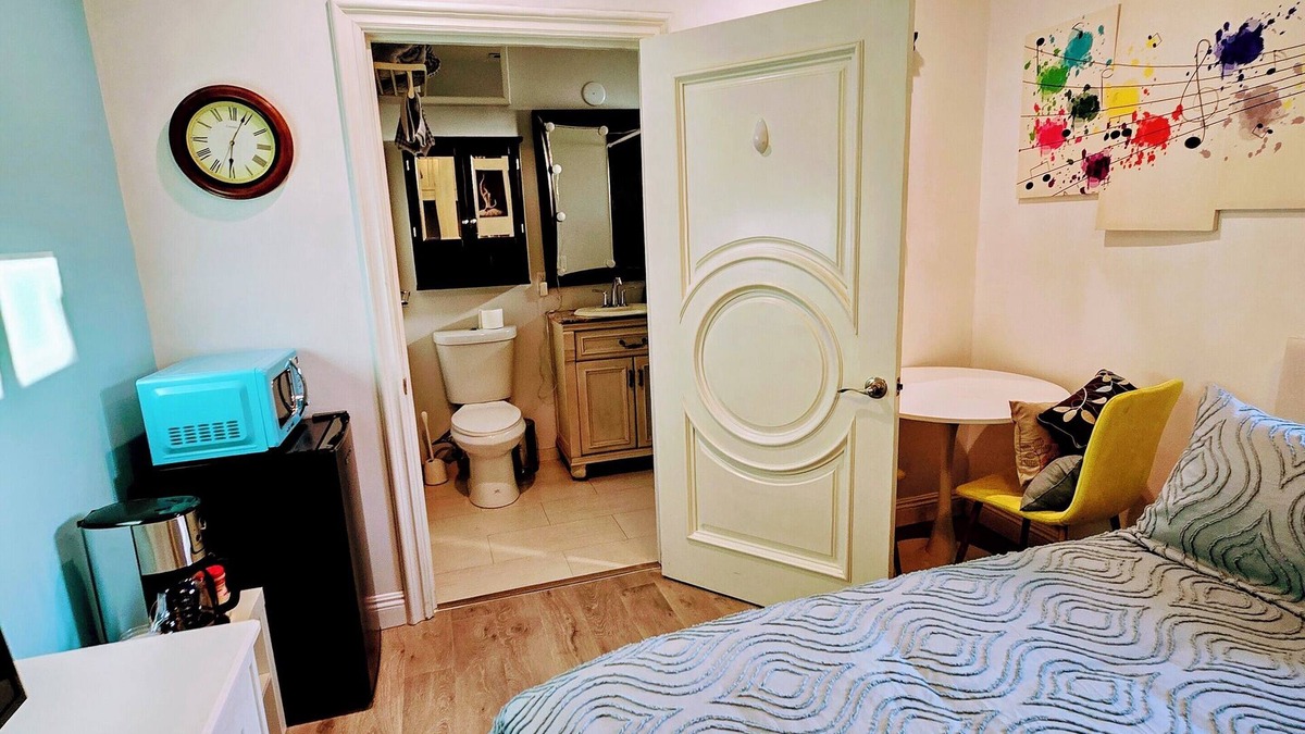 Tarzana Apartment | Charming Private Guesthouse with Pool