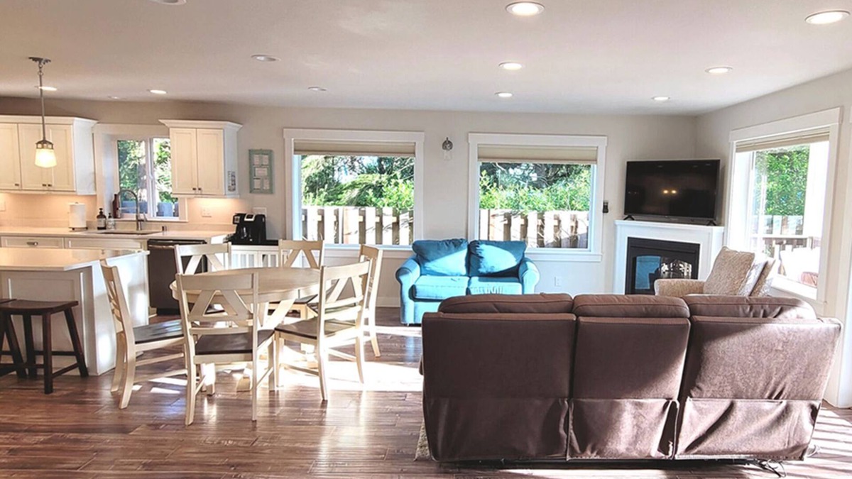 Pacific Beach House | Charming Private Retreat Near Beaches/Fully Fenced