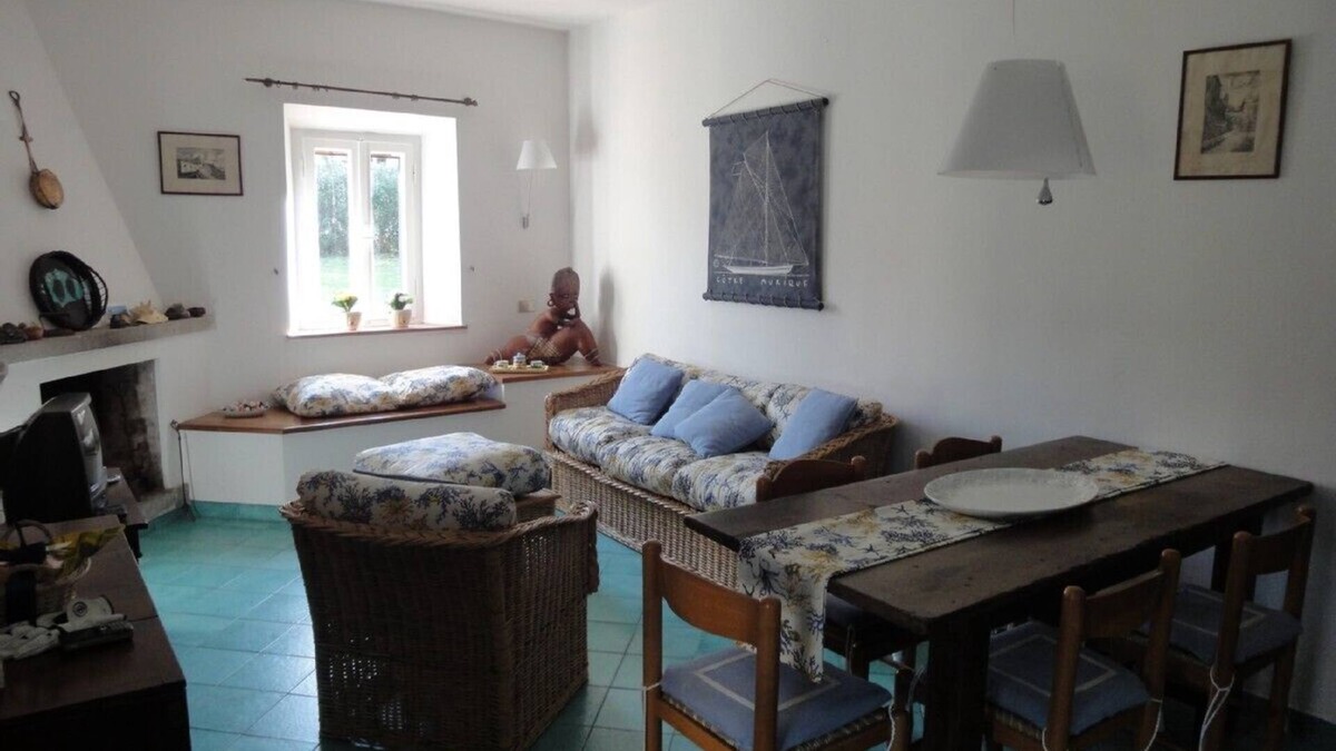 Procchio House | Charming property in village centre,beach 250m, garden,ample parking,sleeps 8/10