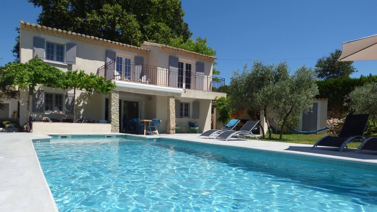 Robion Villa | Charming Provencal house, all comforts, large garden, heated swimming pool