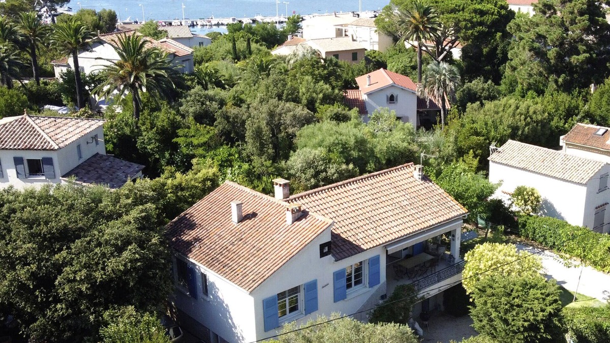 Le Brusc House | CHARMING, QUIET house in Le Brusc right next to the sea and shops