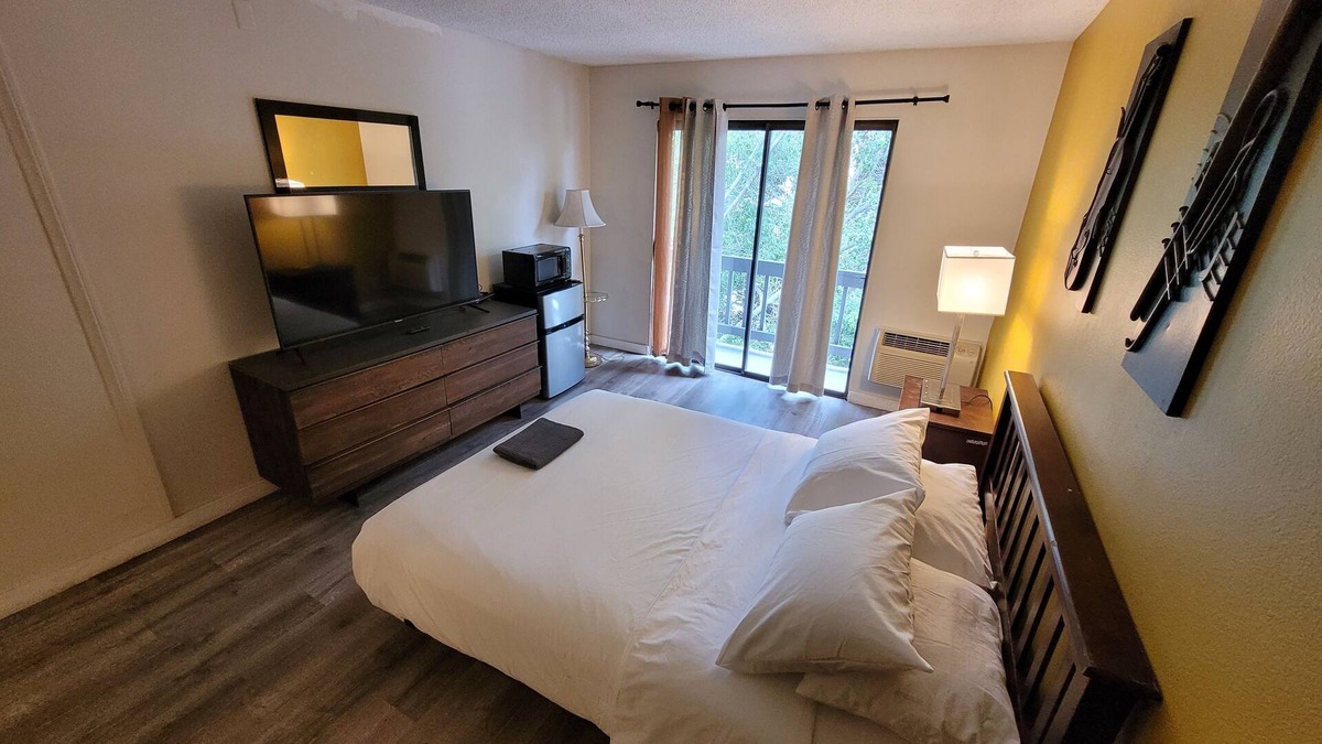 Pico - Robertson Apartment | Charming Queen Bed Unit in lovely Beverly Hills with WiFi, AC