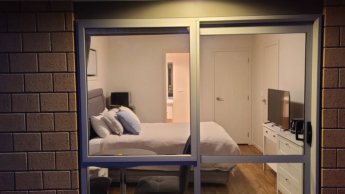 Rangiriri Apartment | Charming Queen Bedroom Studio Near SH1 & Hampton Downs: Pet-Friendly!