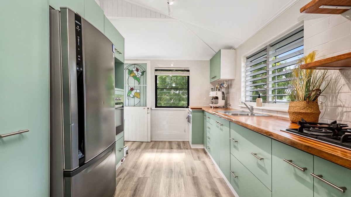 Mundingburra Apartment | Charming Queenslander Retreat in Leafy Mundingburra – Private Upstairs Stay