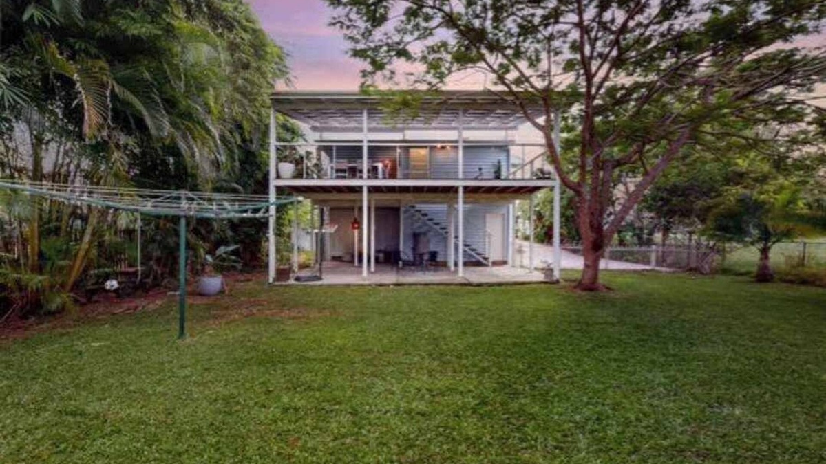 Beachmere House | Charming Queenslander in Beachmere: WiFi, A/C, Netflix, Kayo, Sleeps up to 10.