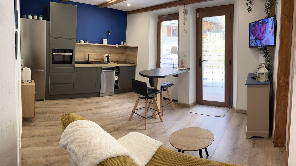 Lathuile Apartment | Charming, quiet 30 m 2 apartment with private terrace