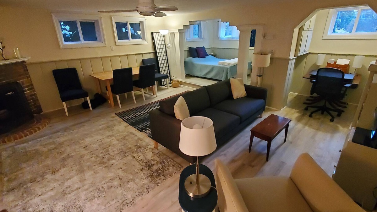 Cleveland Park Apartment | Charming, quiet, and 10 min walk to zoo, Metro, and restaurants