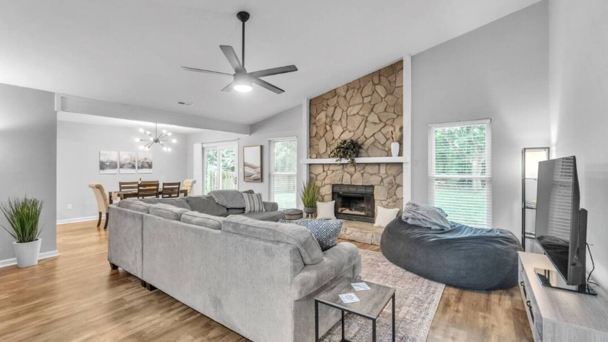 Charlotte House | Charming Quiet Escape - 10-15 mins from Charlotte's hot spots!