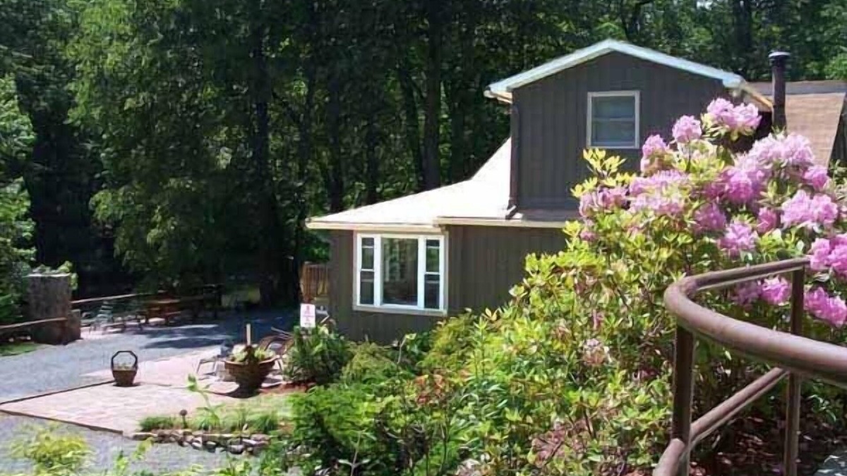 Bedford Cottage | Charming, quiet, riverfront, scenic, private