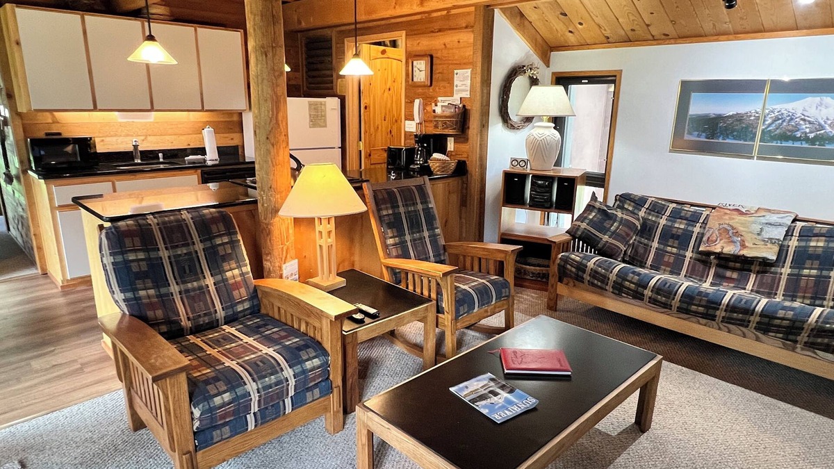 Sunriver Cabin | Charming Ranch Cabin-New Premier Pool, 20 Minutes to Mt. Bachelor Lg Common Area