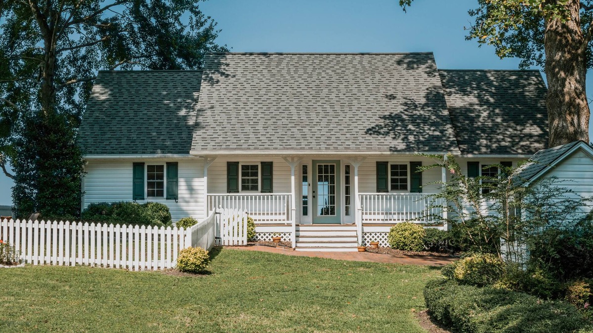 Dutton House | Charming Rappahannock Waterfront Cottage Pool, Fireplace, Kayaks