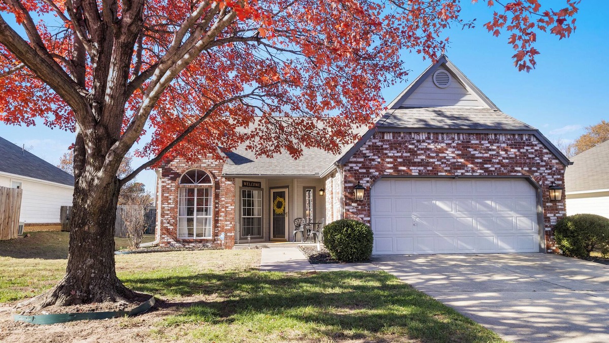 South Tulsa House | Charming Re-Designed South Tulsa Retreat Offers A Tranquil Stay!