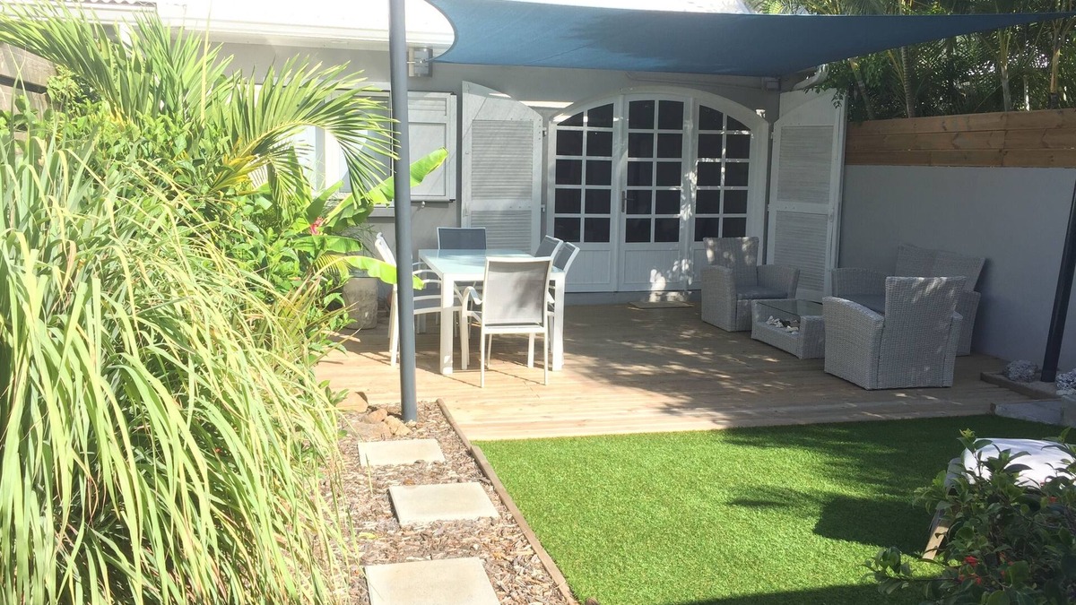 Etang Sale Les Bains House | Charming outbuilding with large shaded terrace in private garden