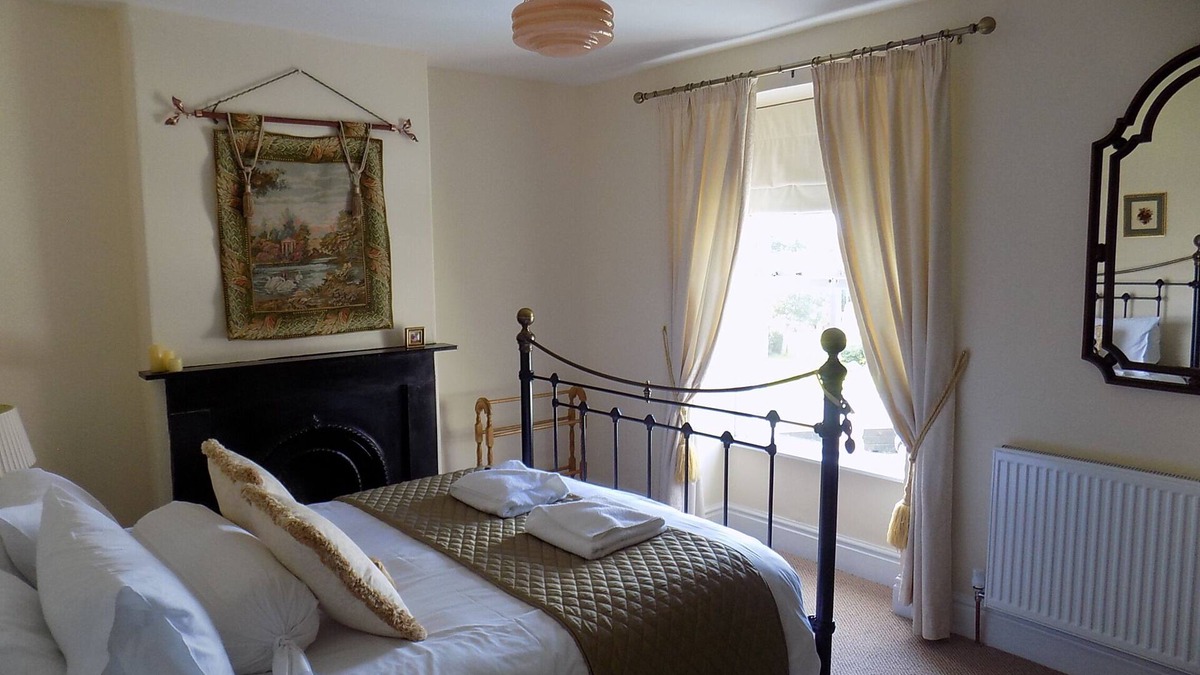 Bont Newydd House | Charming refurbished traditional town house 4 bed "Aunty Mary's",families,groups