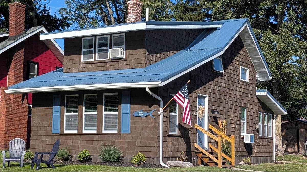 Ashtabula Cottage | Charming Relaxing Cottage, 2 minutes from Lake Shore Park Beach and Fishing