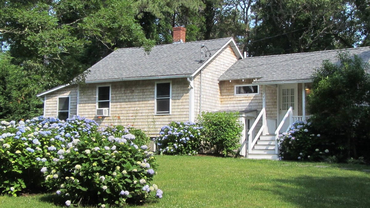 Vineyard Haven House | Charming Remodeled Capen