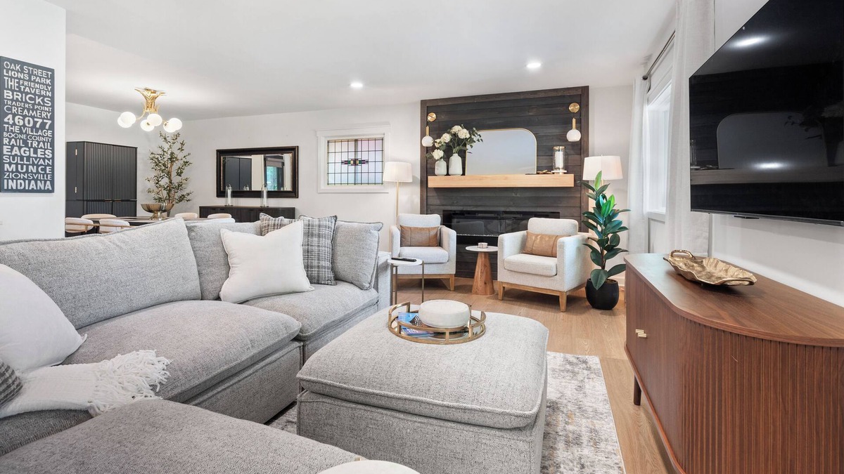 Zionsville House | Charming renovated 2-bedroom home w/study- .5 miles to The Village of Zionsville