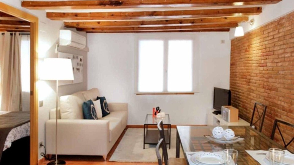El Raval Apartment | Charming Renovated 2BR Apartment for 5 with Modern Amenities in Central Barcelona