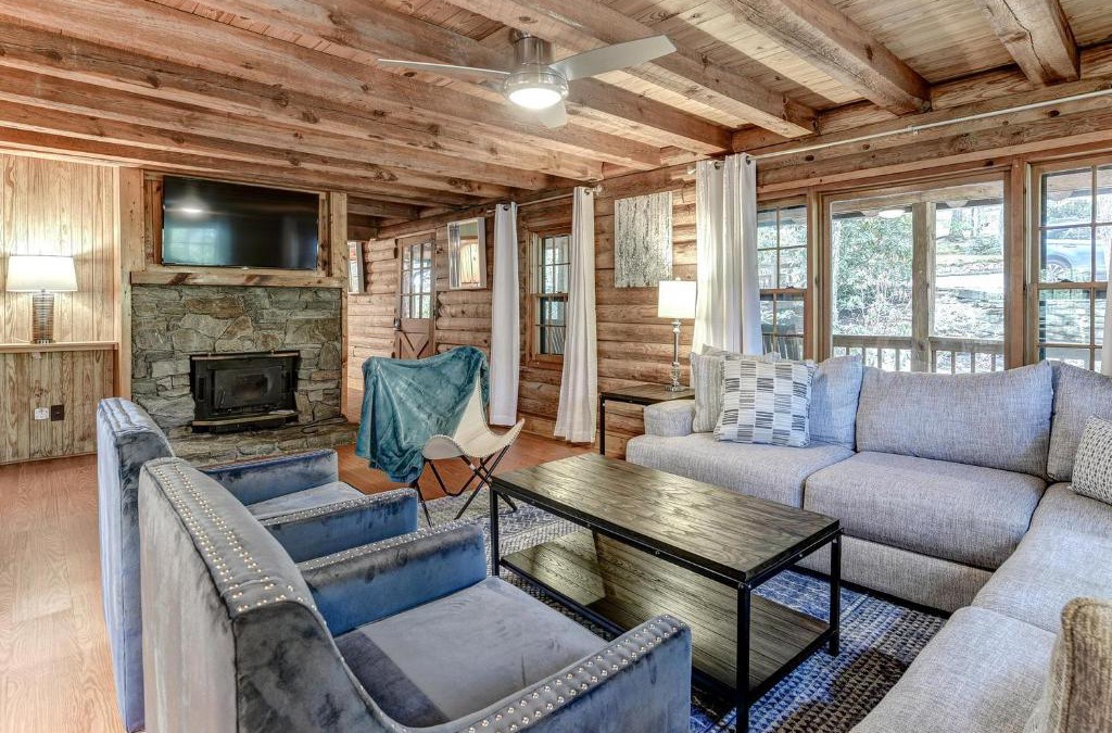 Royal Pines House | Charming Renovated Cabin with Fireplace