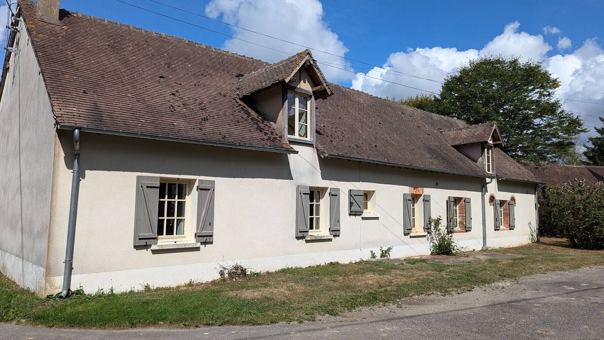Coullons Cottage | Charming Renovated Farmhouse with Garden near Gien