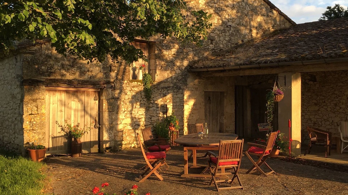 Castillonnes House | Charming Renovated Farmhouse Near Town