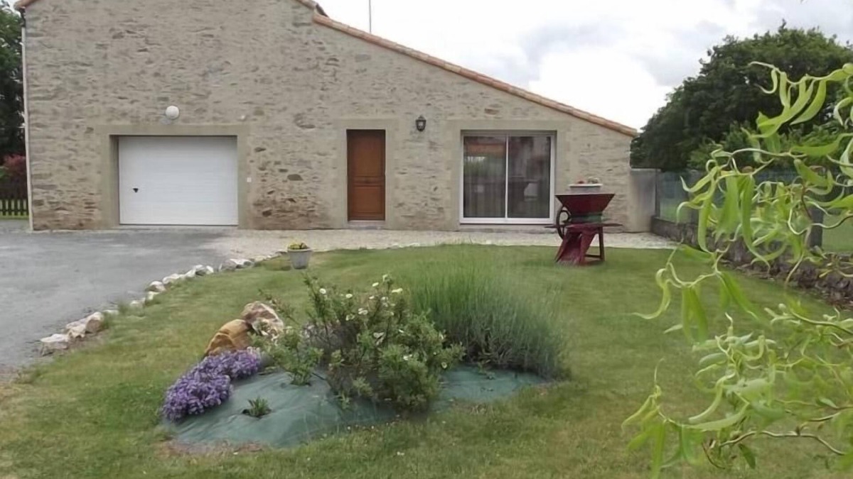 La Garnache Cottage | Charming Renovated Barn, Spacious Garden, and Ping-Pong Table in La Garnache