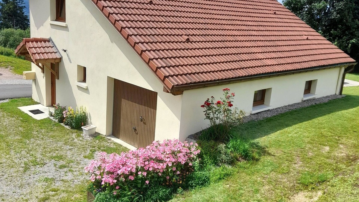 Gerbamont Cottage | Charming renovated house with 3 bedrooms, garage, and pets allowed in Gerbamont