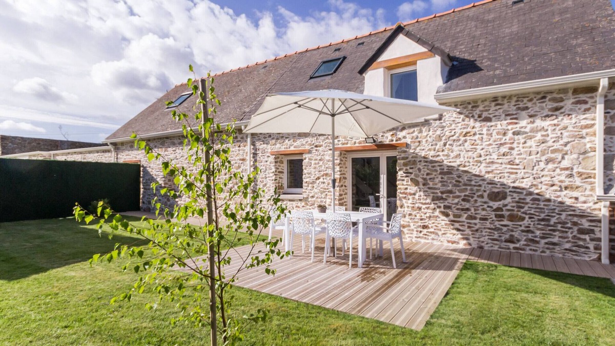 Donges Cottage | Charming Renovated Stable, Quiet Near Center, Close to Beaches, Enclosed Garden, Pet-Friendly