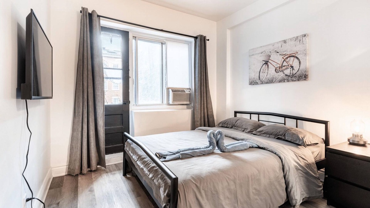 Mile End Apartment | Charming renovated studio AC/balcony