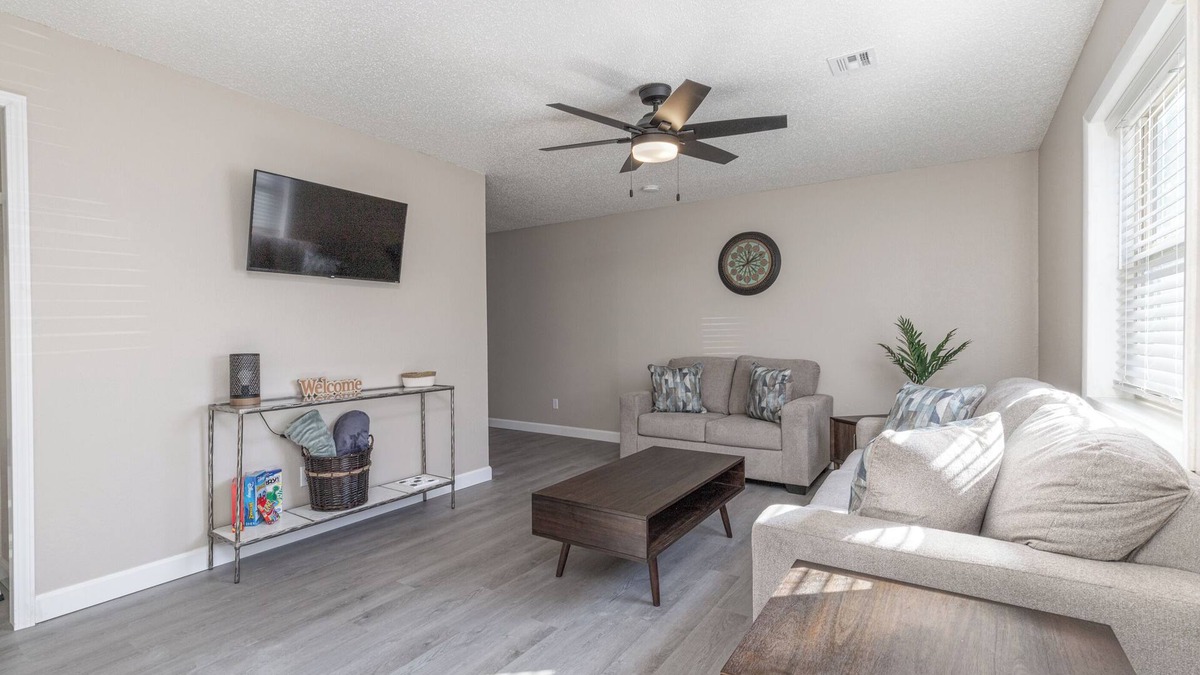 St. Robert House | Charming Renovated 2 Bedroom Townhome LESS THAN 10 mins from FLW Main Gate