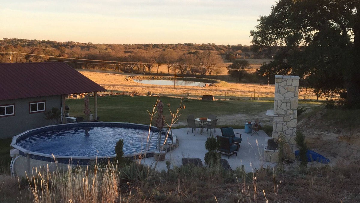 Weatherford House | CHARMING renovated barn with swimming pool & hot tub!