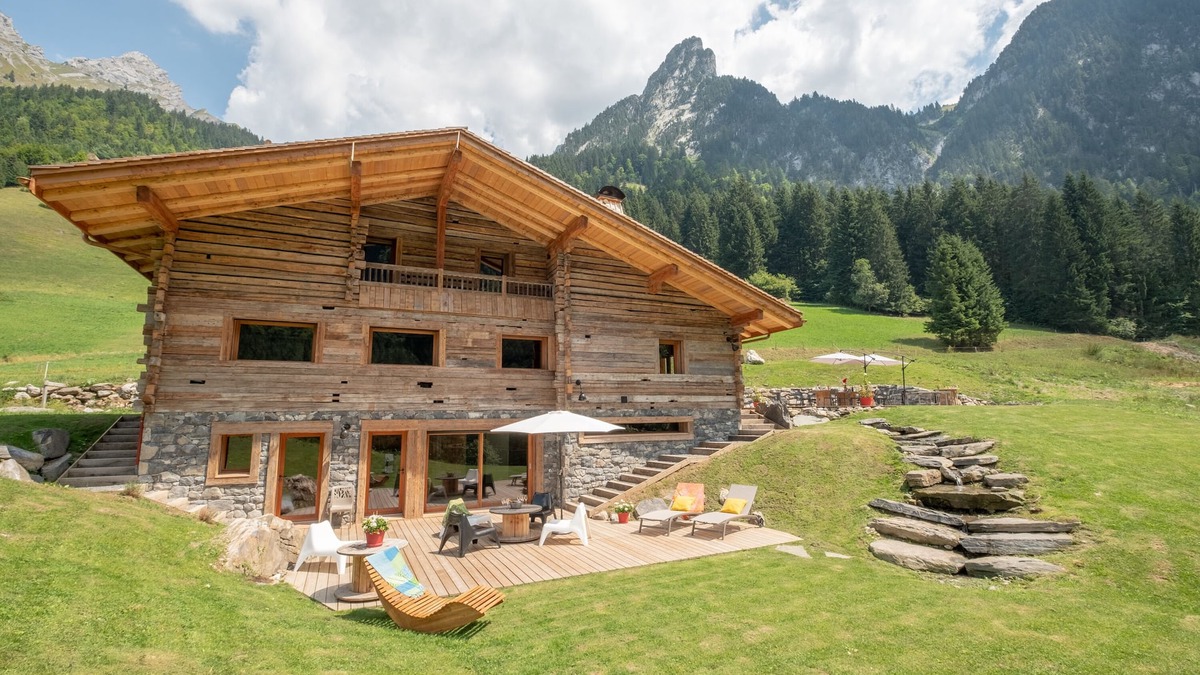 Manigod Ski Chalet | Charming rental with swimming pool and sauna